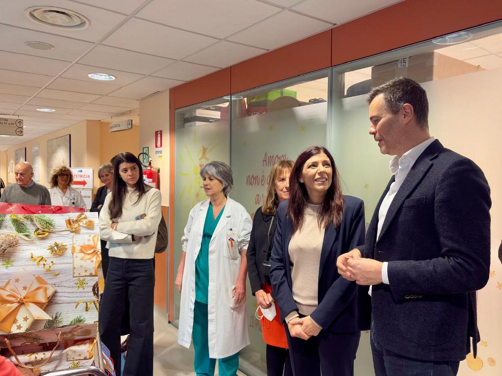 Al Santo Stefano di Prato, sorrisi e doni per i piccoli pazienti grazie al Direttore Mari e all'Assessora Monni