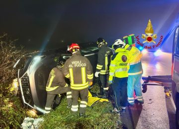Auto ribaltata ad Arezzo: automobilista soccorso dai vigili del fuoco