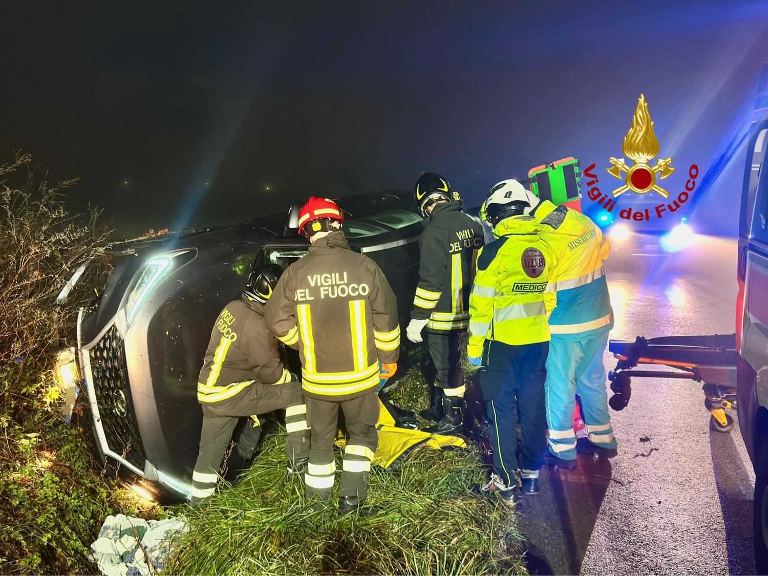 Auto ribaltata ad Arezzo: automobilista soccorso dai vigili del fuoco