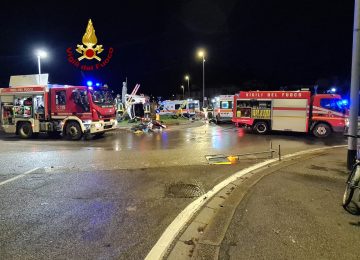 Auto si ribalta sul lungarno all’alba, un ferito