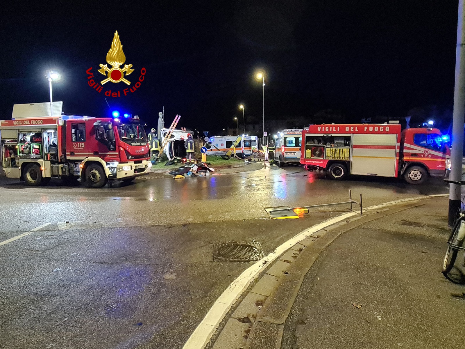 Auto si ribalta sul lungarno all’alba, un ferito