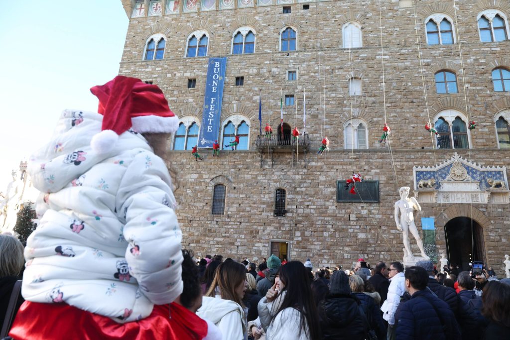 Babbo Natale e Befana pronti a sorvolare il cielo di Firenze