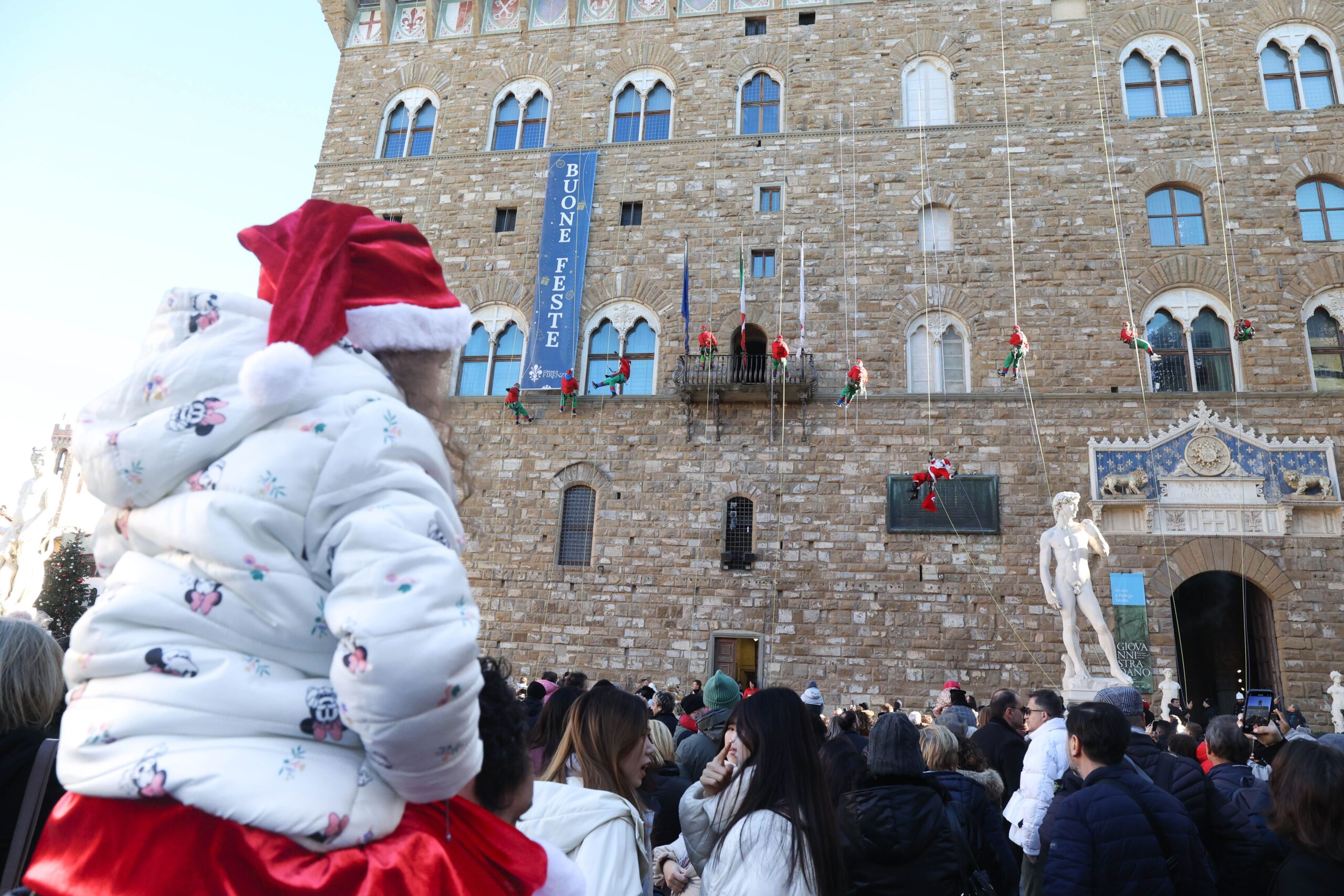 Babbo Natale e Befana pronti a sorvolare il cielo di Firenze