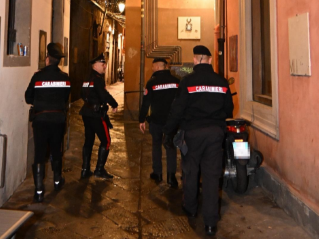 Blitz dei Carabinieri in Piazza delle Vettovaglie a Pisa