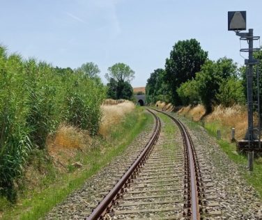 Cadavere rinvenuto sui binari nei pressi di Chiusi, disagi per l'AV
