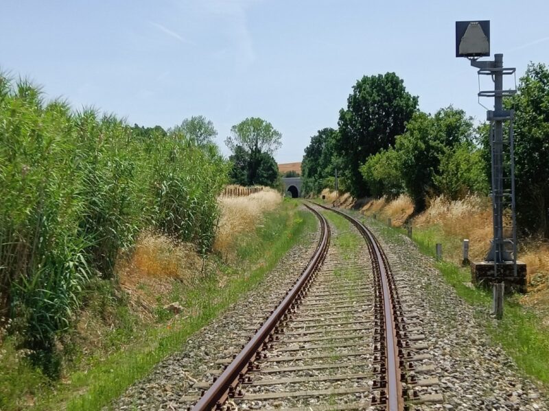 Cadavere rinvenuto sui binari nei pressi di Chiusi, disagi per l'AV