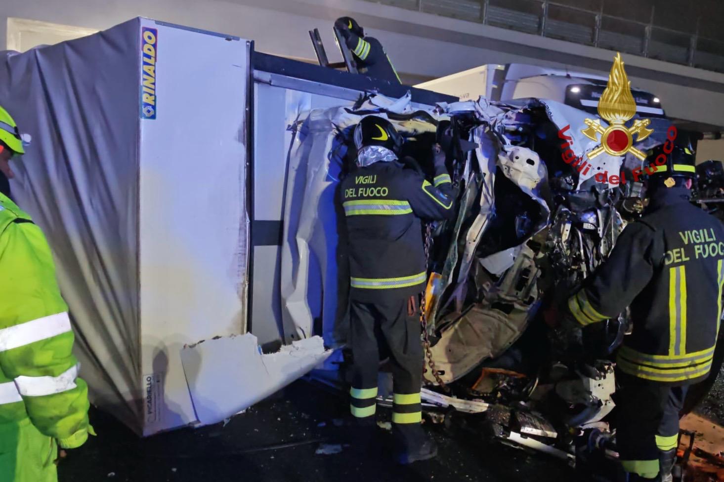 Camion e furgone si collisionano sull'A1 nei pressi di Arezzo