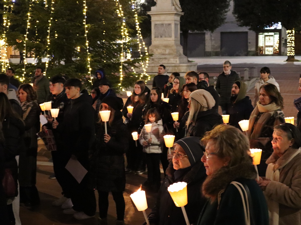 Certaldo in Piazza per Commemorare Maati Moubakir, Ucciso un Anno Fa. La Madre: 'Richiediamo una Giusta Giustizia'