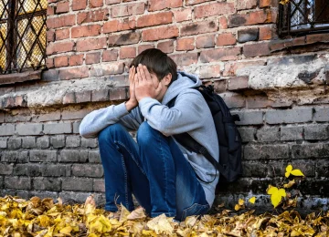 Cos'è la dissociazione: un meccanismo di difesa che colpisce gli adolescenti (e di cui si parla poco)