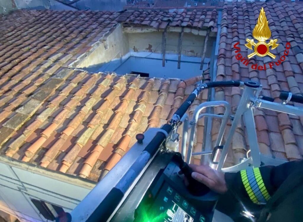 Crollo parziale del tetto di un edificio a Cascina, l'appartamento era vuoto.