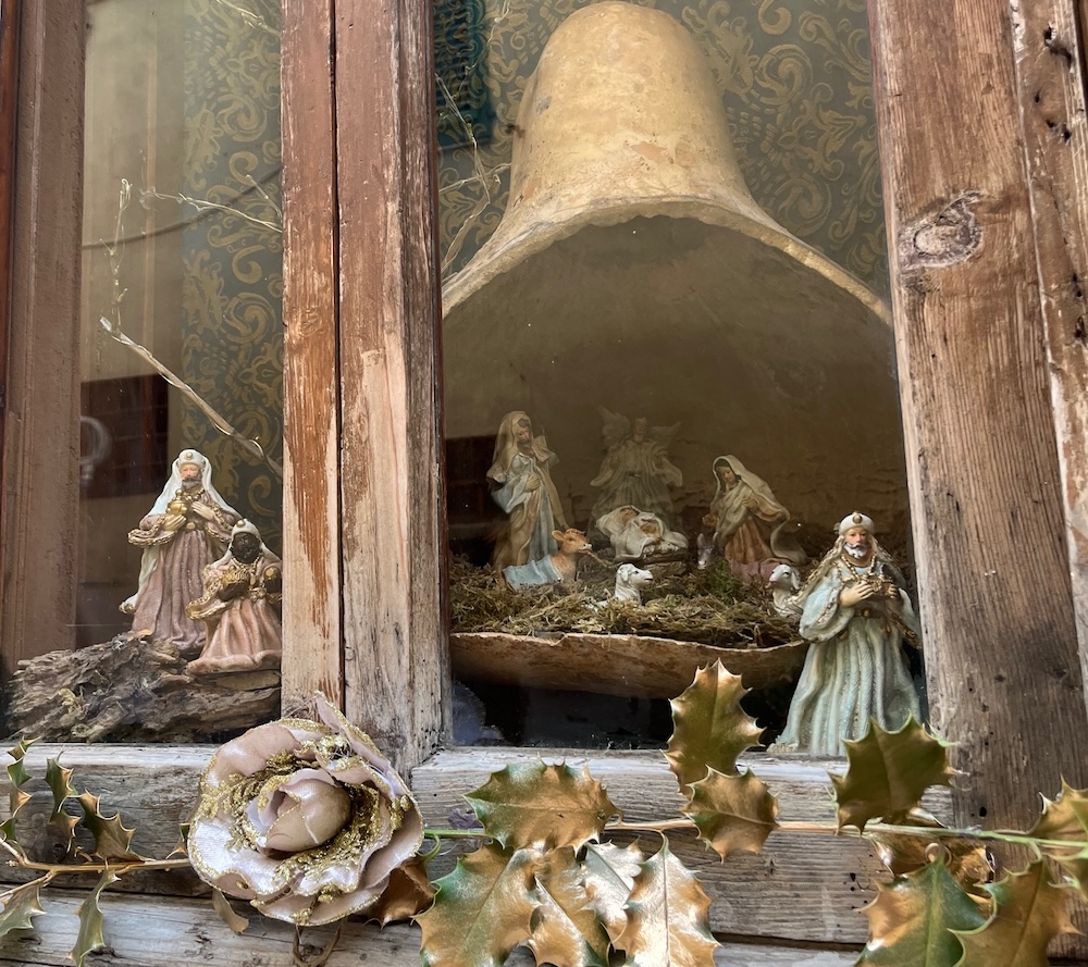 Da cartapesta a bottiglie di vino: oltre 50 presepi artistici da scoprire a Castelfiorentino.