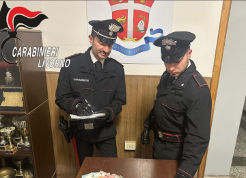 Due arresti per traffico di droga a Cecina: sequestrati hashish, denaro contante e un elenco di clienti.