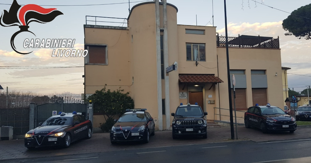 Finge di essere un carabiniere, cambia numero di telefono e convince la vittima a versare 18mila euro: due denunce