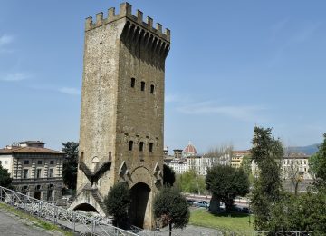 Firenze, uomo tenta di darsi fuoco in piazza Poggi: salvato dai carabinieri