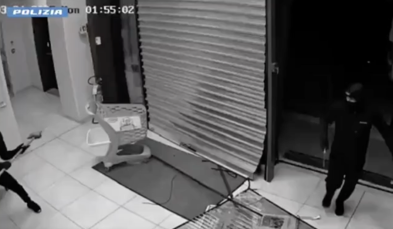 Furti con spaccata in negozi e supermercati: la polizia di Siena denuncia quattro presunti colpevoli.