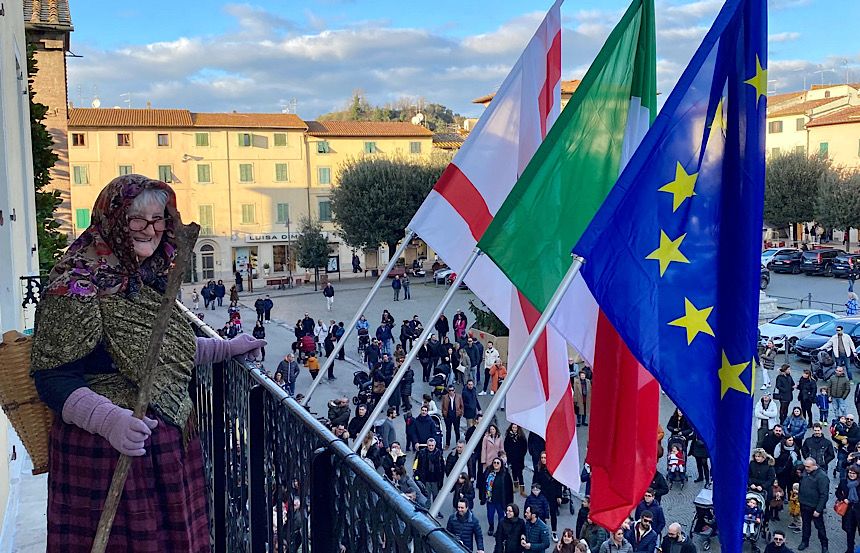 Gran finale delle festività a Certaldo: ultimo appuntamento con la Befana della Pro Loco in Piazza Boccaccio