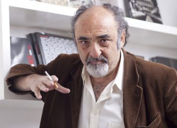 Guasto alla caldaia del Teatro Tenda di Arezzo: Alessandro Haber si esibisce sul palco avvolto in una coperta