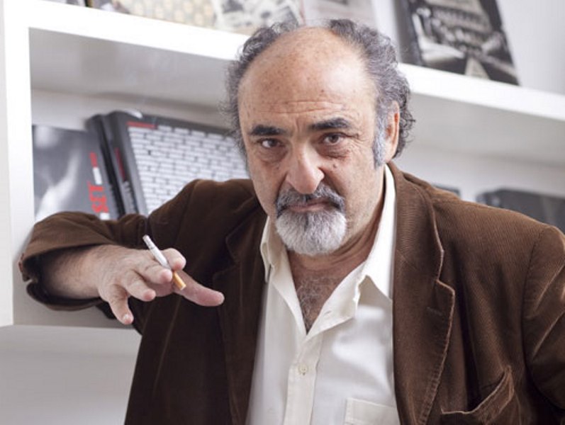 Guasto alla caldaia del Teatro Tenda di Arezzo: Alessandro Haber si esibisce sul palco avvolto in una coperta