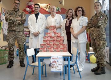 Il 183° Reggimento 'Nembo' porta il Natale ai reparti pediatrici di Pistoia e Prato