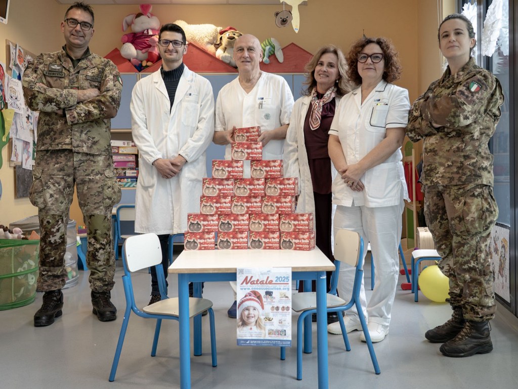 Il 183° Reggimento 'Nembo' porta il Natale ai reparti pediatrici di Pistoia e Prato