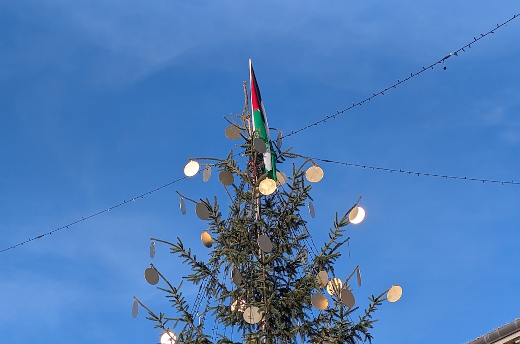 Il puntale dell'albero di Natale a Vicchio è la bandiera della Palestina