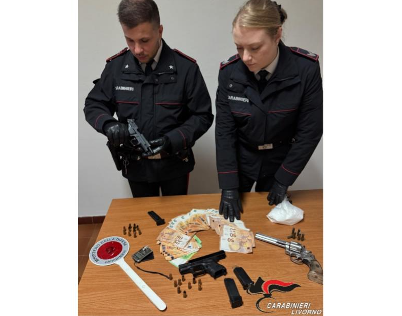 In un'abitazione, tre pistole, munizioni, droga e contante: arrestato un 45enne