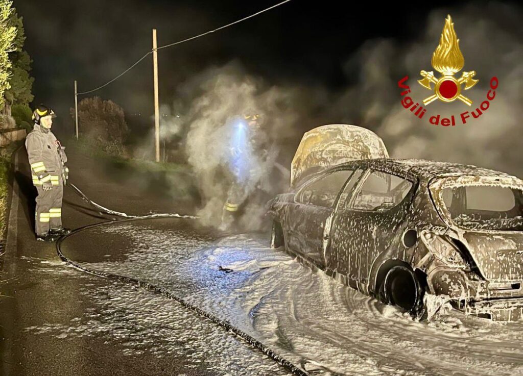 Incendio di un'auto sulla Cerreto-Canova a Pomarance, nessun ferito