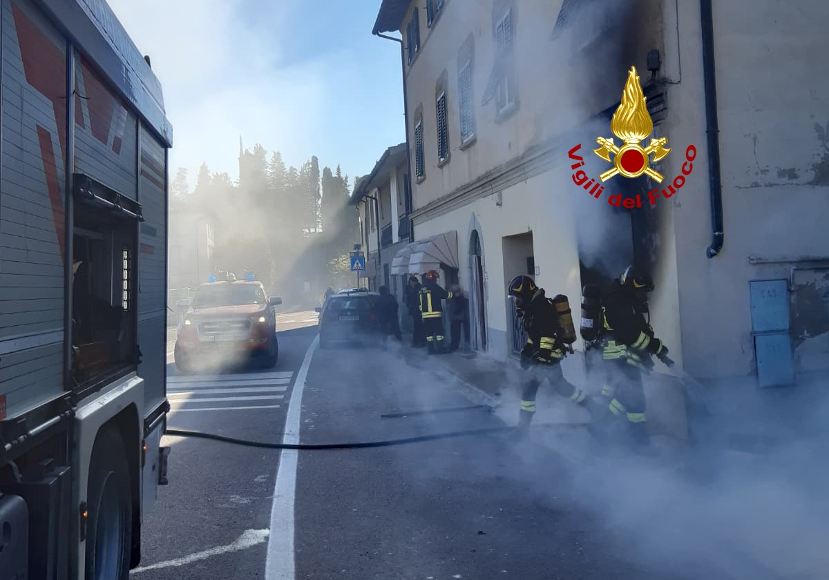 Incendio in un garage a Castelfiorentino, nessun ferito