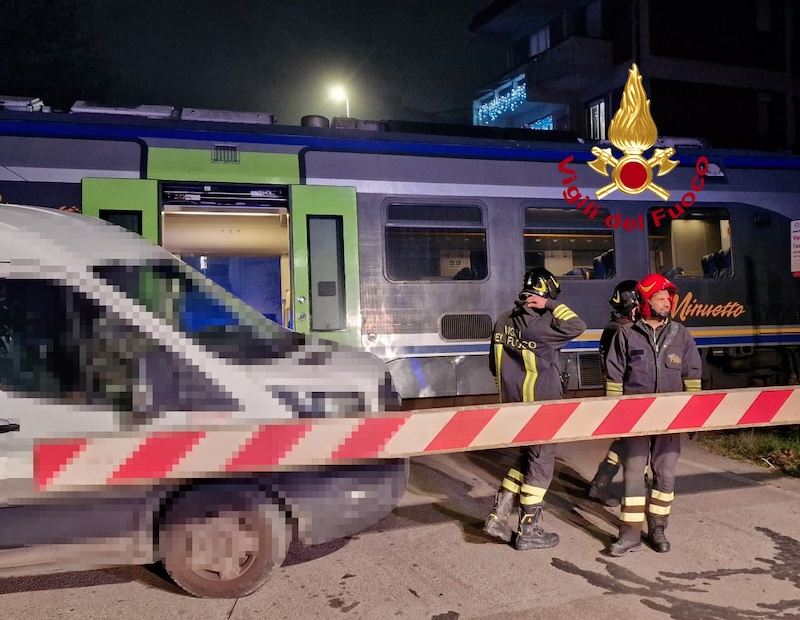 Incidente al passaggio a livello di Rufina, nessun ferito.