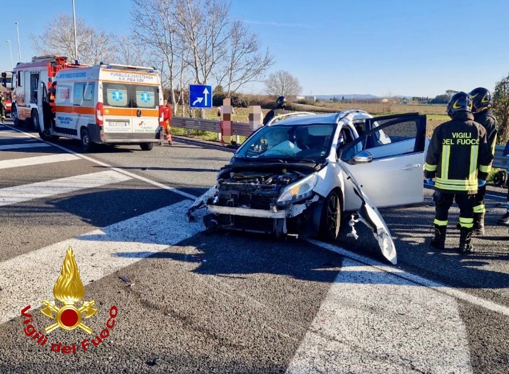 Incidente sulla Fi-Pi-Li: scontro tra due auto prima di Ponsacco