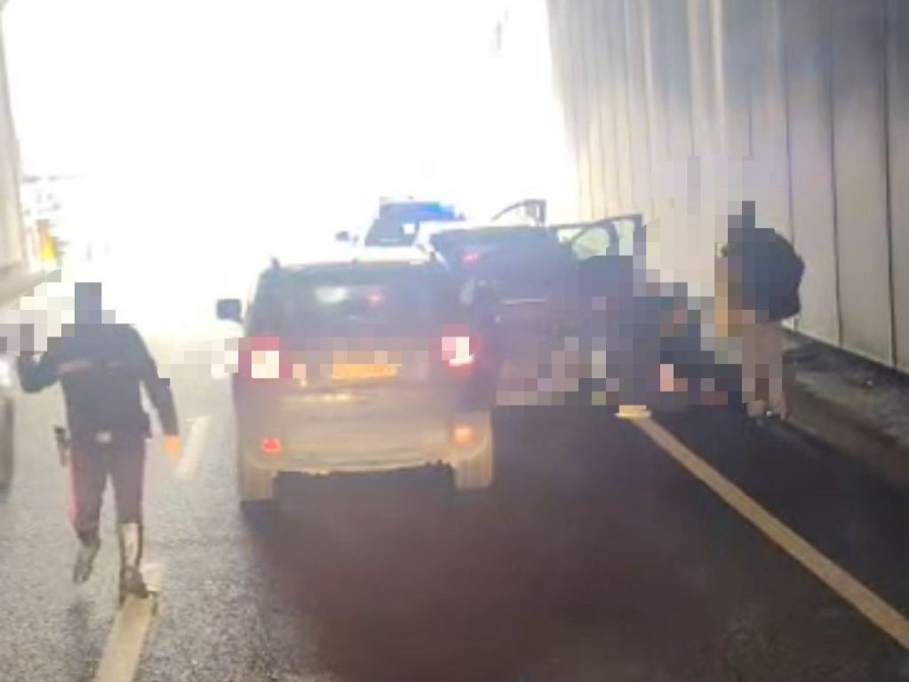Inseguimento sulla Fi-Pi-Li a Montopoli Valdarno: i carabinieri bloccano un’auto, il video fa il giro del web.