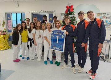 L'Empoli FC visita il San Giuseppe, portando regali di Natale e una maglia appesa in Pediatria.