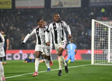 La Juve supera le difficoltà e si impone 2-0 a Pisa, secondo l'Agenzia di stampa Italpress.