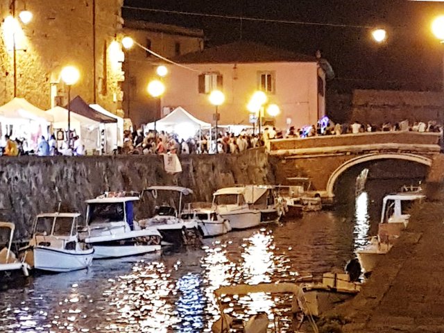 Livorno, vandalizzato il ponte di Marmo del '600 nel quartiere Venezia
