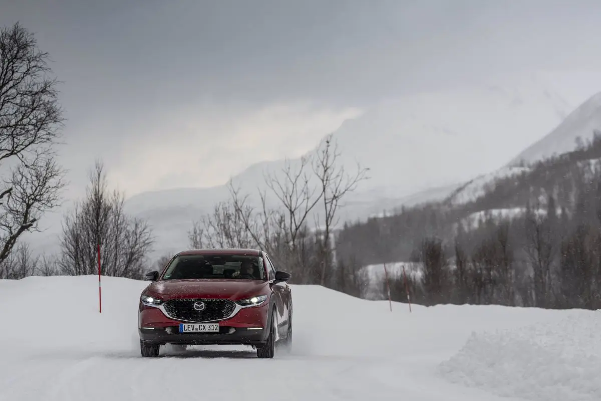 Mazda i-Activ AWD: L'Essenza della Guida Invernale
