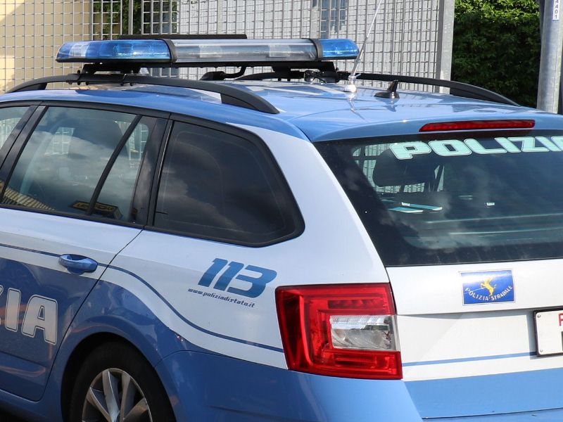 Nascondeva una pistola clandestina sotto il sedile e mezzo chilo di droga in casa: arrestato lungo l'A1