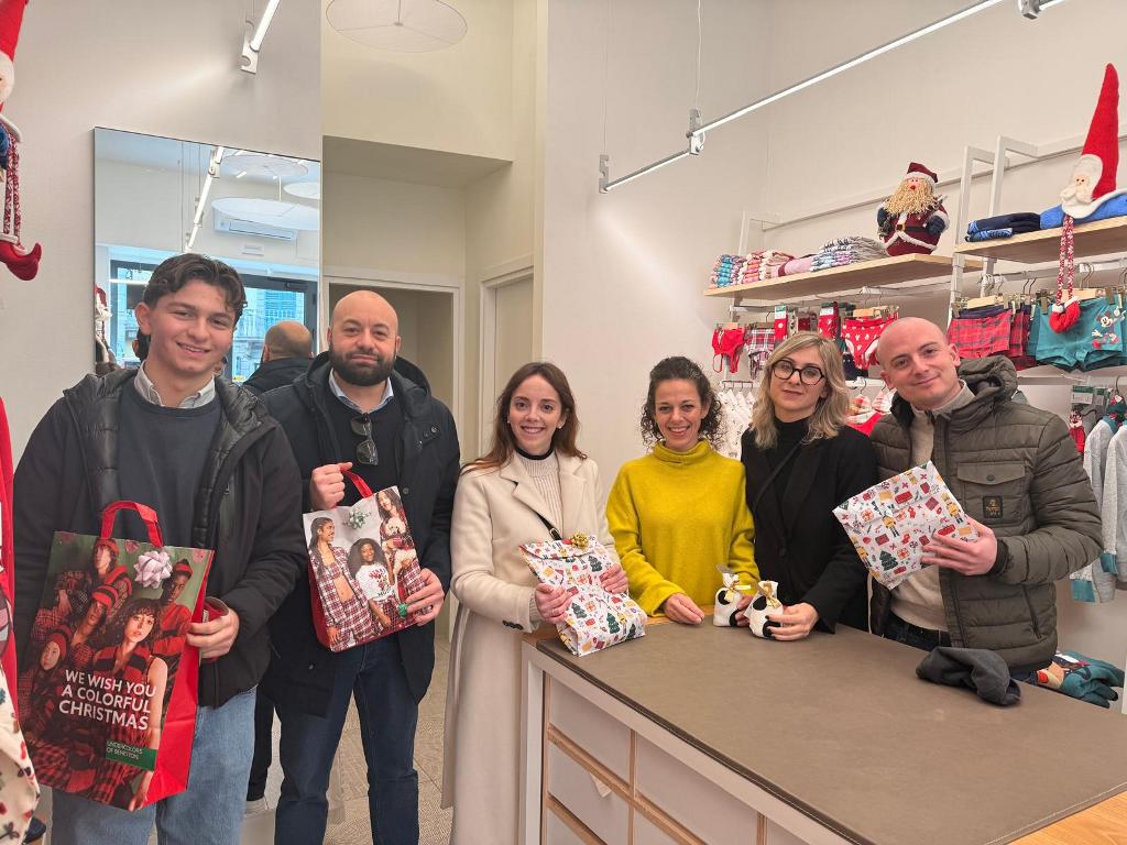 Natale di solidarietà a San Casciano con il 'dono sospeso': centinaia di sorrisi e regali per le famiglie in difficoltà.