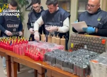 Oltre 40 chili di esplosivo sequestrati a Lucca: fuochi d’artificio artigianali venduti online.