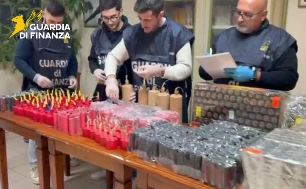 Oltre 40 chili di esplosivo sequestrati a Lucca: fuochi d’artificio artigianali venduti online.