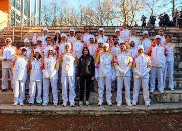 Pisa accoglie la fiamma olimpica: grande festa tra le strade del centro e sotto la Torre