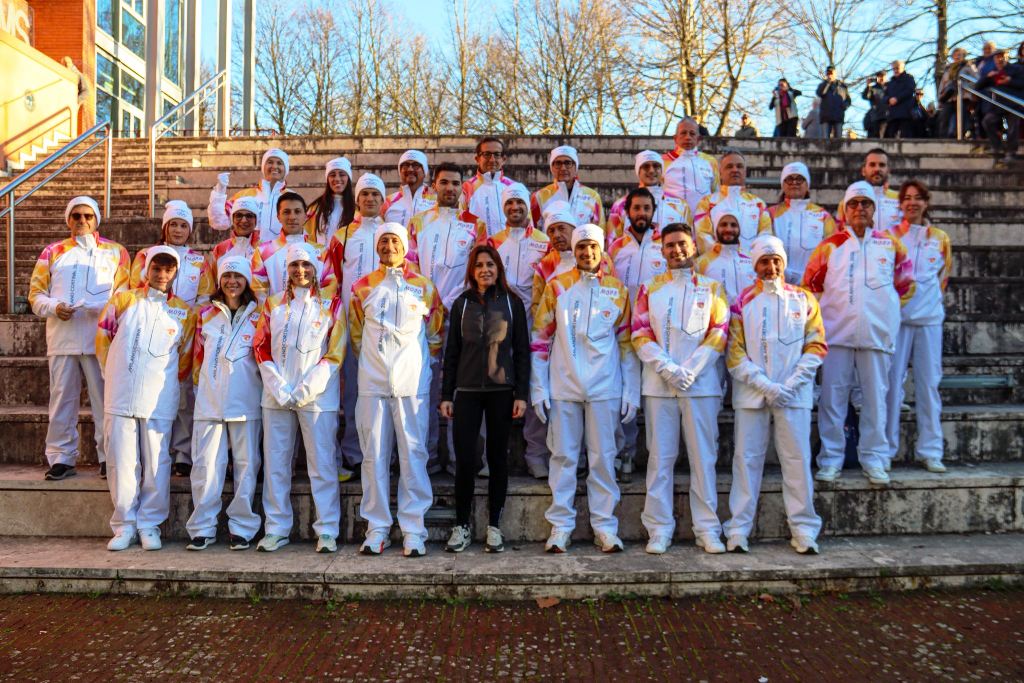 Pisa accoglie la fiamma olimpica: grande festa tra le strade del centro e sotto la Torre