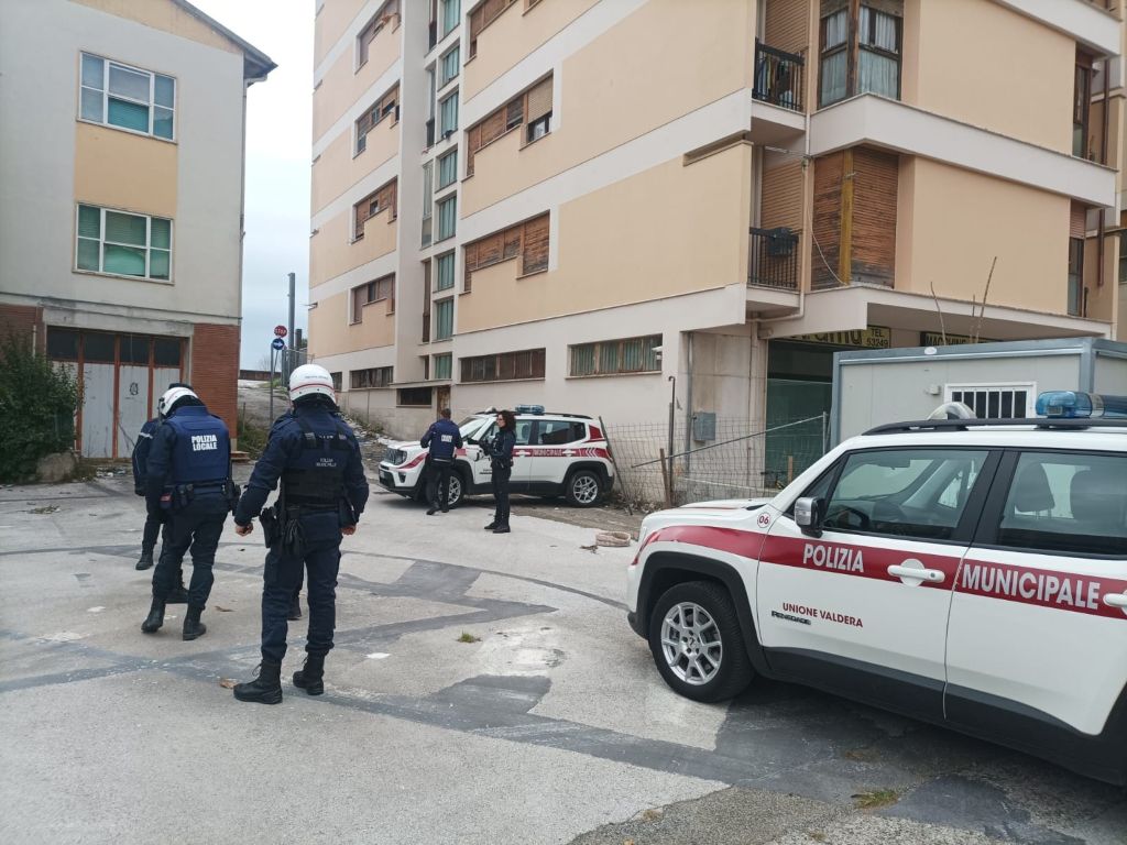 Pontedera, fermati irregolari alla stazione e in un capannone abbandonato