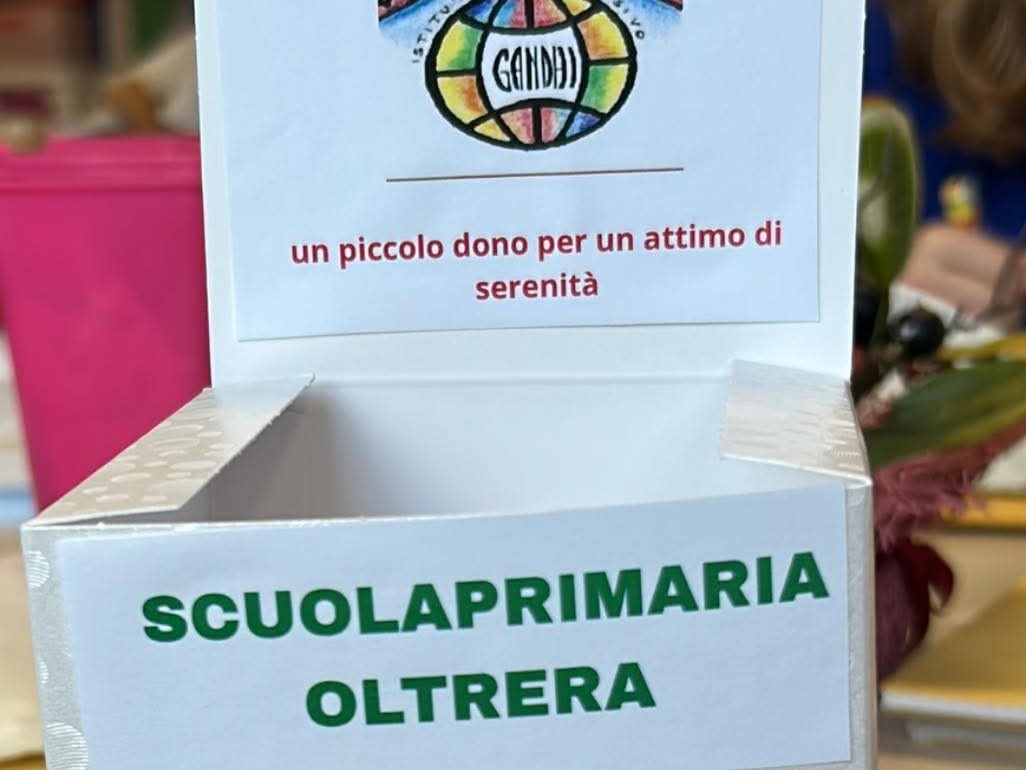 Pontedera si tinge di pace: i bambini della scuola primaria Oltrera portano messaggi di amicizia e speranza nei negozi del centro.