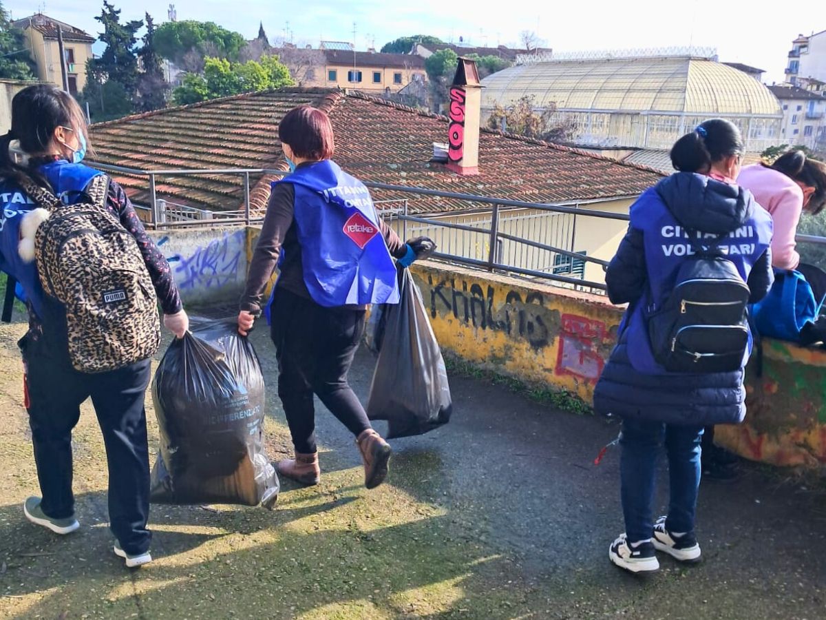 Raccolti 200 kg di rifiuti nel parco Orti del Parnaso a Firenze