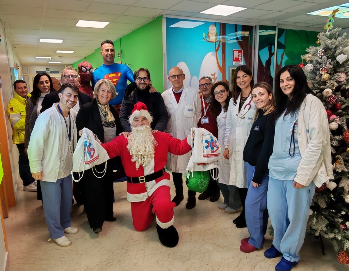 SEUS 118: Supereroi e Regali di Natale per i Giovani Pazienti dell'Ospedale Cervello di Palermo