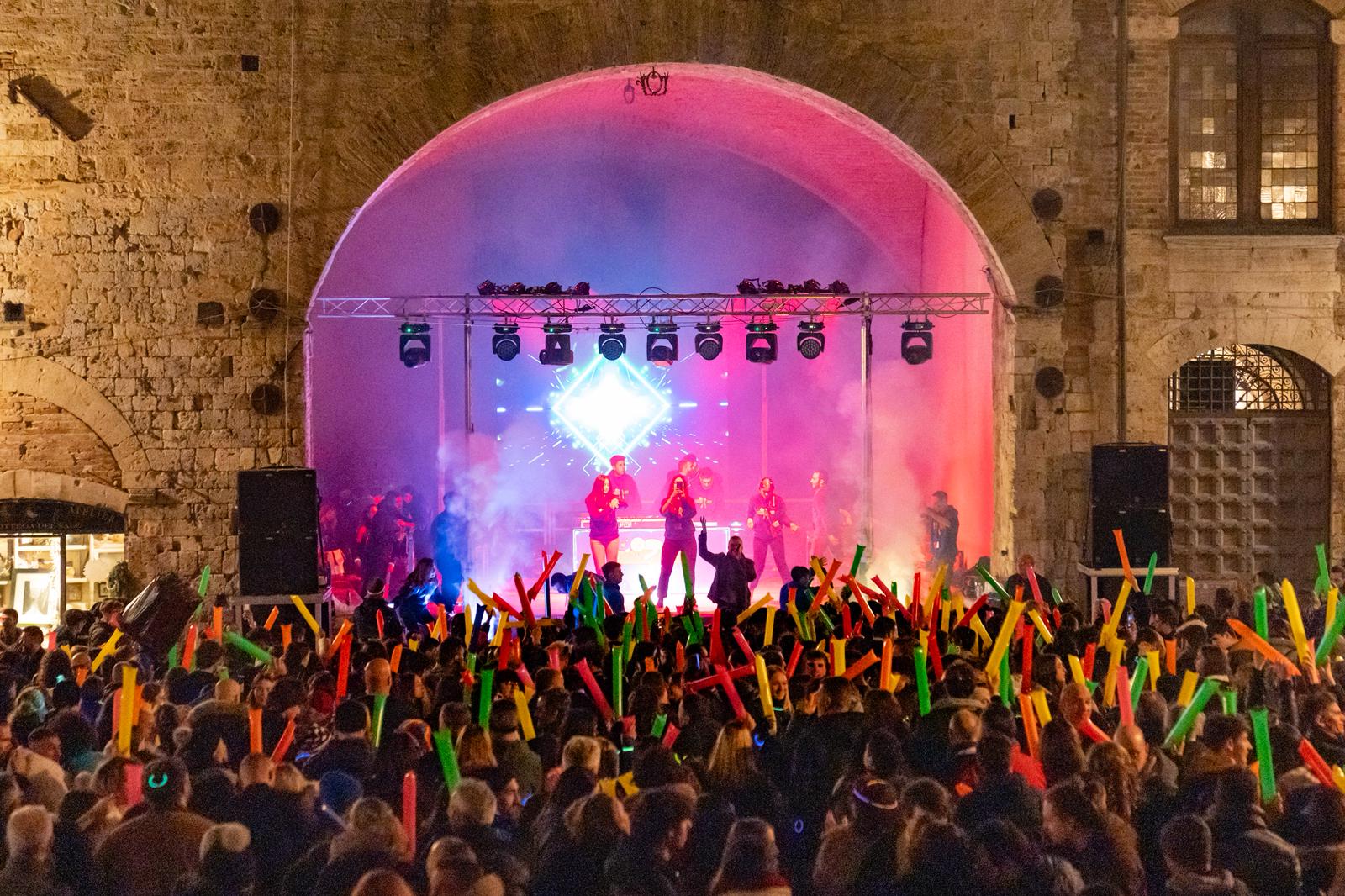 San Gimignano accoglie il 2025 con musica e festa