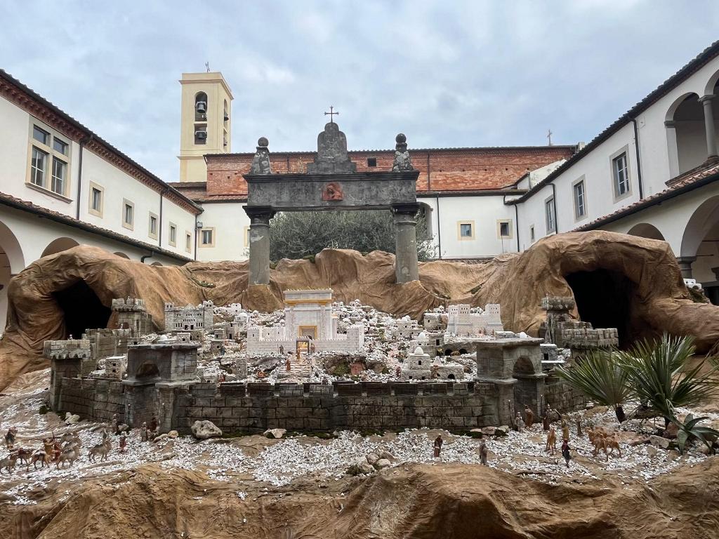 San Romano: il presepe nel chiostro riaccende la magia con 400 mq di scenografie e centinaia di statuine