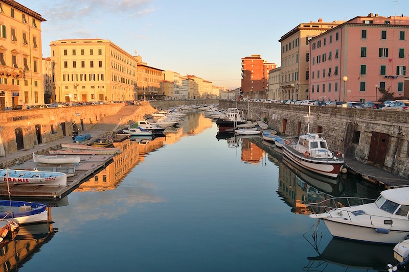 Scoperto un cadavere maschile in un fossato a Livorno