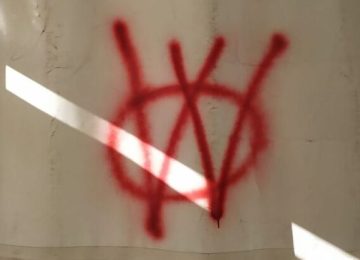 Scritte No Vax sulla Facciata del Distretto Sanitario di Viareggio