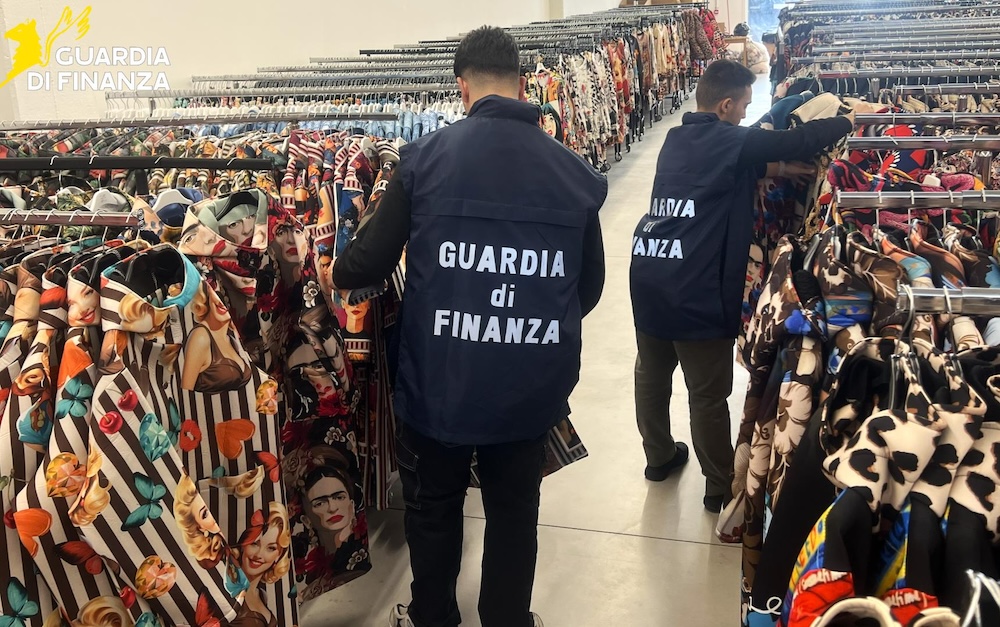 Sequestrati oltre 75.000 prodotti contraffatti o irregolari a Prato: avrebbero fruttato 500.000 euro.